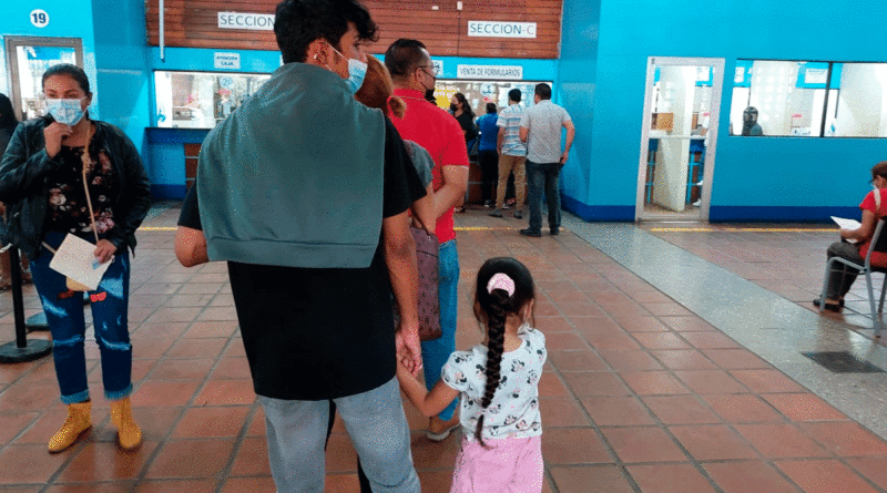 Ciudadanos nicaragüenses realizando trámites migratorios en las oficinas centrales de Migración y Extranjería de Managua.