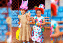 Estudiantes colegio público República de Colombia, del distrito 5 de Managua, mostrando vestidos elaborados con materiales reciclables.
