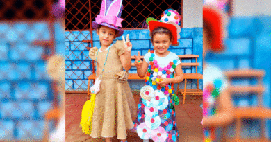 Estudiantes colegio público República de Colombia, del distrito 5 de Managua, mostrando vestidos elaborados con materiales reciclables.