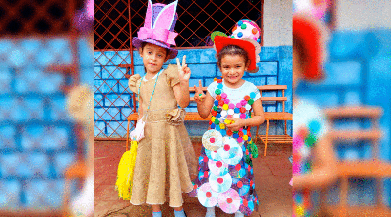 Estudiantes colegio público República de Colombia, del distrito 5 de Managua, mostrando vestidos elaborados con materiales reciclables.
