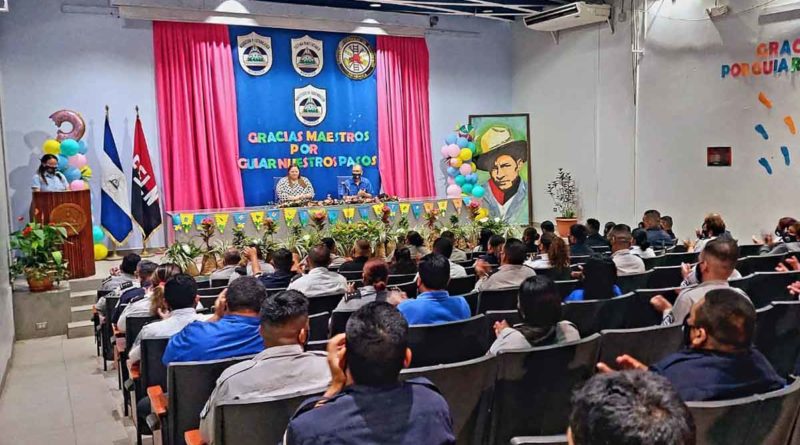 Autoridades del Ministerio de Gobernación durante el acto de entrega de reconocimientos a los docentes