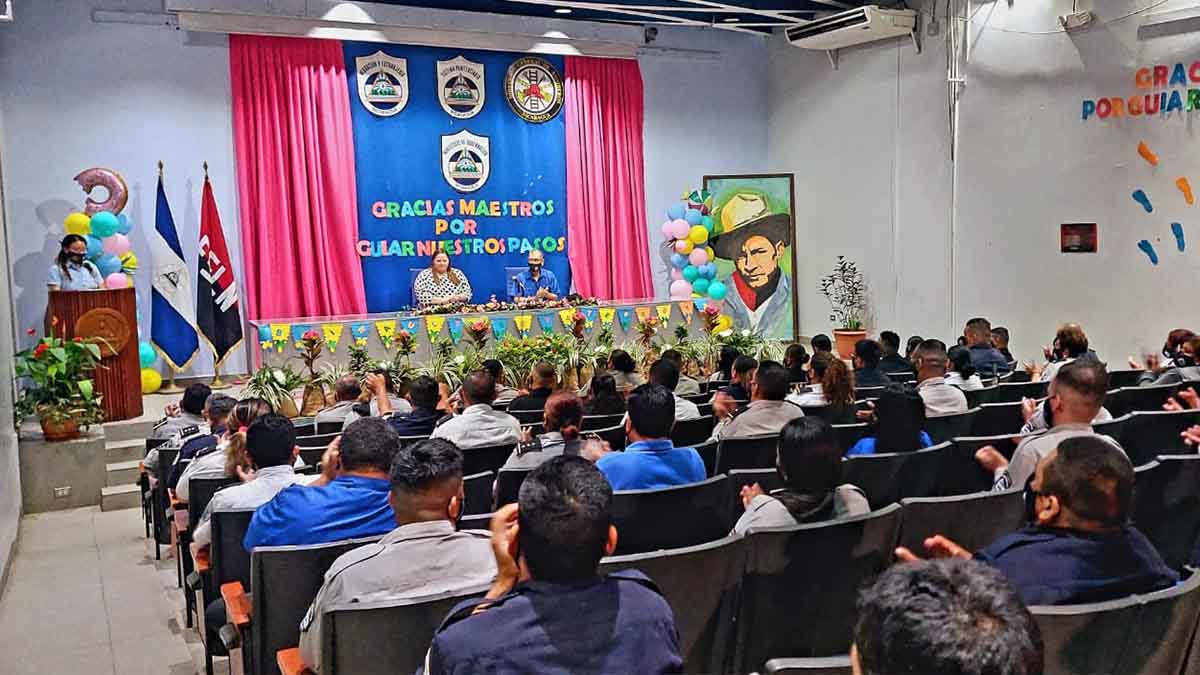 Ministerio de Gobernación entrega reconocimiento a sus docentes