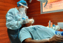 Personal de salud del Ministerio de Salud de Nicaragua brindando atención médica a un habitante del Barrio Santa Ana Sur de Managua