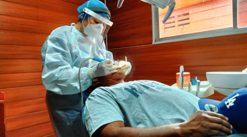 Personal de salud del Ministerio de Salud de Nicaragua brindando atención médica a un habitante del Barrio Santa Ana Sur de Managua