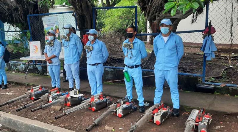 Brigadistas del Ministerio de Salud previo a desarrollar la jornada de fumigación en la colonia Miguel Bonilla