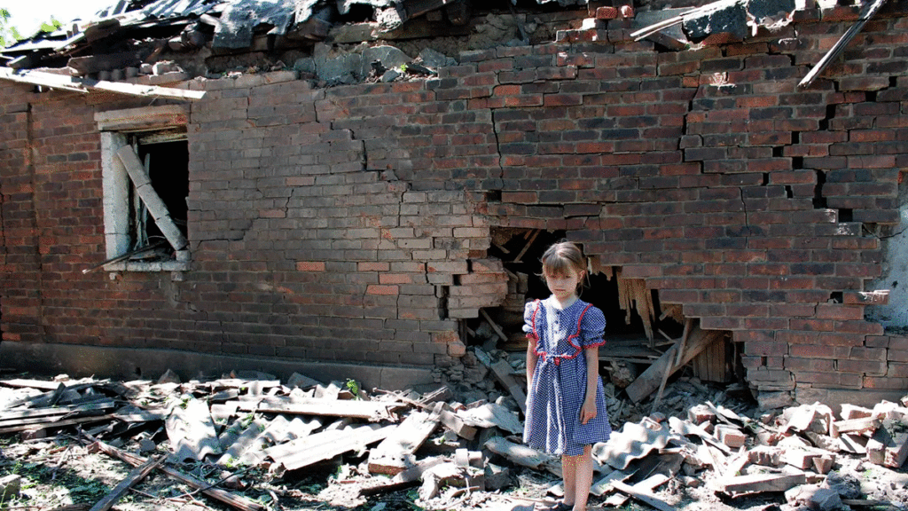 La casa de esta niña en Górlovka fue destruida por los ataques de la artillería ucraniana.