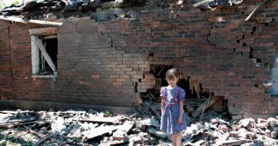 La casa de esta niña en Górlovka fue destruida por los ataques de la artillería ucraniana.