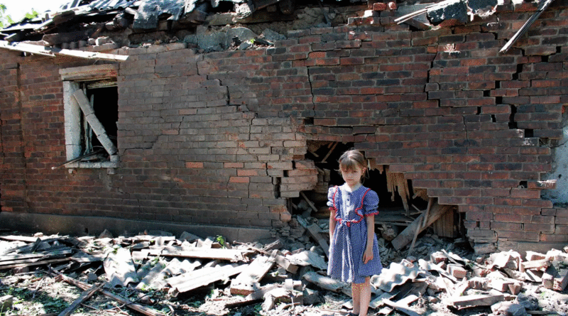 La casa de esta niña en Górlovka fue destruida por los ataques de la artillería ucraniana.