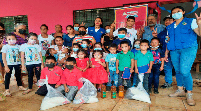 Familias de partos múltiples reciben su segunda entrega de paquetes alimenticios y celebran el día del niño.