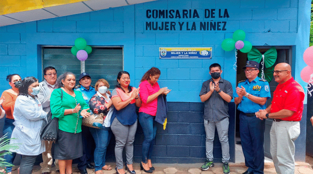 Autoridades y familias de Cinco Pino en la inauguración de la Comisaría de la Mujer y la Niñez.