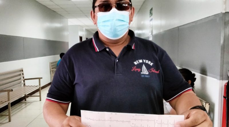 Paciente recibiendo su valoración cardióloga en el Hospital Alemán Nicaragüense.