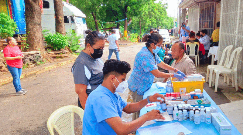 Brigada del MINSA atendiendo a familias del barrio Nora Astorga de Managua.