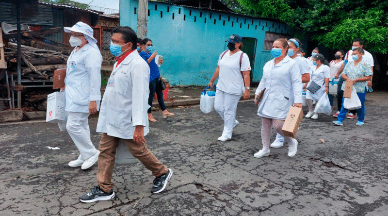 MINSA visita las casas del barrio Javier Cuadra para que completen su esquema de vacunación.