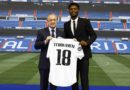 Aurelien Tchouameni junto al presidente del Real Madrid, Florentino Pérez