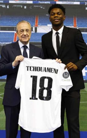Aurelien Tchouameni junto al presidente del Real Madrid, Florentino Pérez