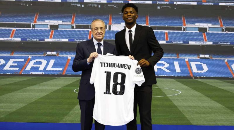 Aurelien Tchouameni junto al presidente del Real Madrid, Florentino Pérez