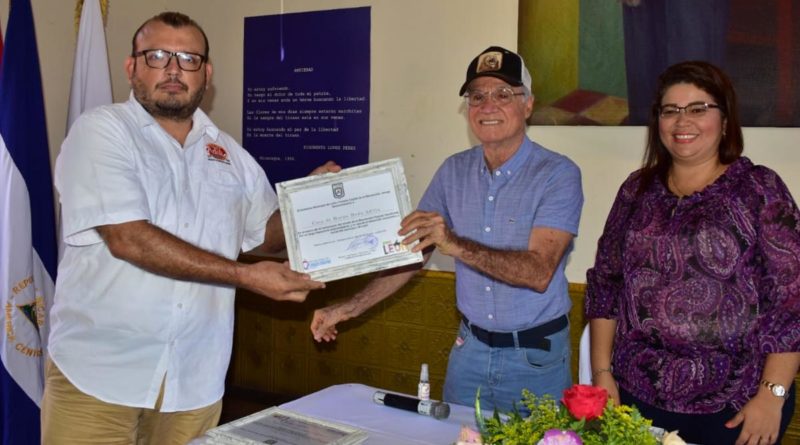 Negocios de León reciben reconocimientos por su gran trayectoria