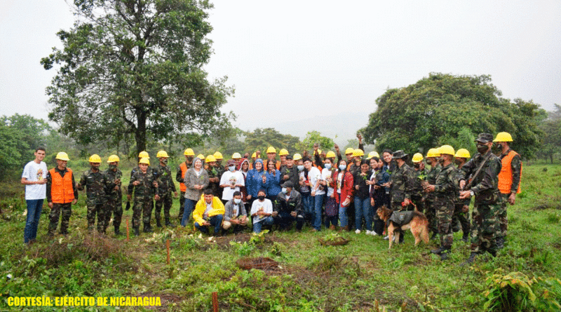 Efectivos del Ejército de Nicaragua participando en lanzamientos departamentales de jornadas de reforestación en Chontales y Boaco