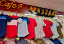 Camisas que se venden en comercios del Mercado Oriental de Managua.