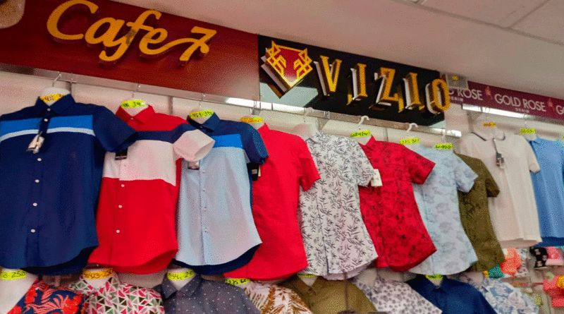 Camisas que se venden en comercios del Mercado Oriental de Managua.