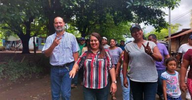 Alcaldesa de Masaya, Janina Noguera, junto a pobladores del reparto Nuevo Amanecer