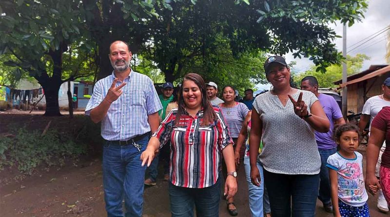 Alcaldesa de Masaya, Janina Noguera, junto a pobladores del reparto Nuevo Amanecer
