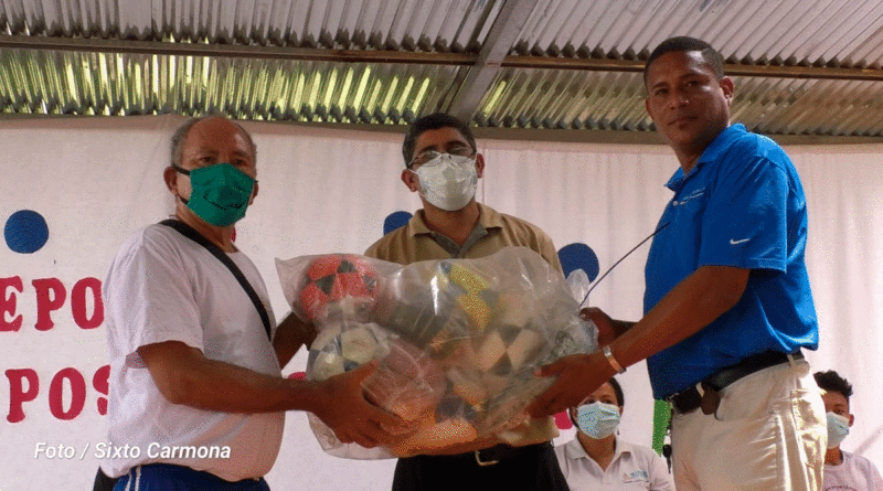 Autoridades educativas entregando equipos deportivos en Rivas, Nicaragua