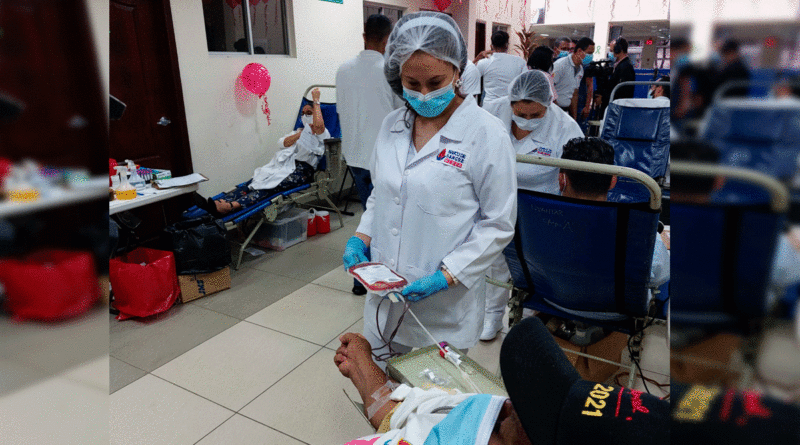 Ciudadanos de Managua donando sangre voluntariamente.