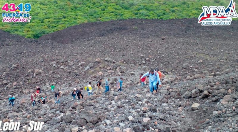 Movimiento Deportivo Alexis Arguello realiza senderismo en Volcán Cerro Negro, León