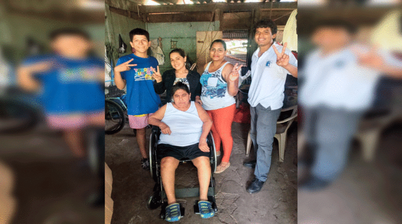 Protagonista recibiendo su silla de rueda en el departamento de Río San Juan.