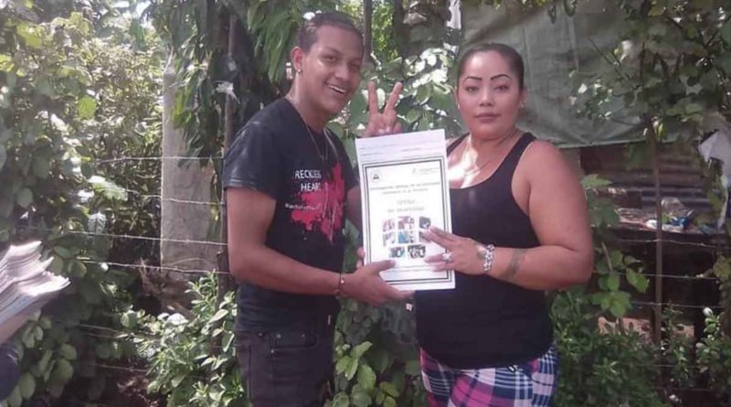 Pobladora de la comunidad Cachorros de Sanndino en Chinandega, recibe su título de propiedad