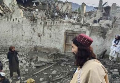 Hombres recorren ruinas de una casa tras el terremoto ocurrido en Afganistán