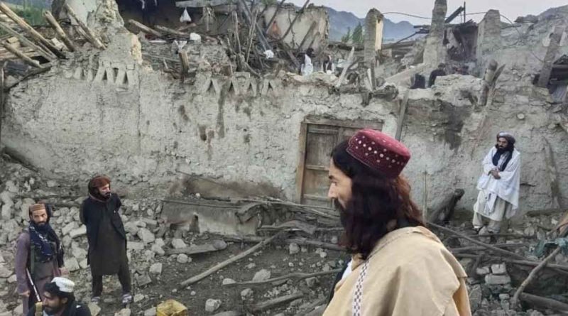 Hombres recorren ruinas de una casa tras el terremoto ocurrido en Afganistán