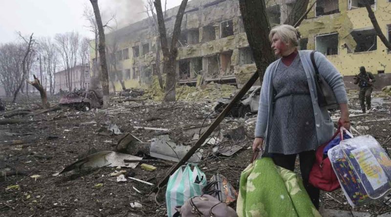 Ciudadana deja una ciudad destruida por lo ataques de Ucrania