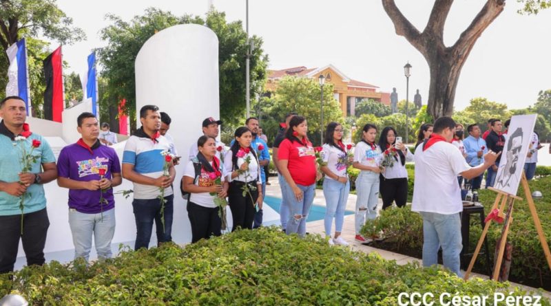 Juventud Sandinista lleva serenata y entrega una flor para Carlos