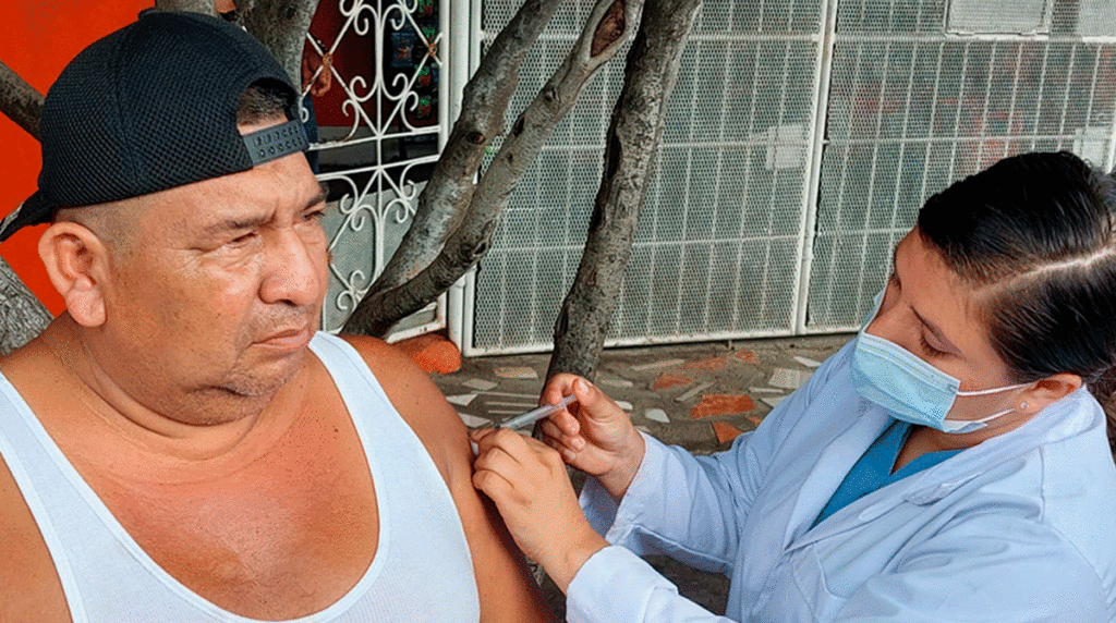 Enfermera del MINSA aplicando vacuna contra la COVID-19 a un habitante del barrio Waspam Sur de Managua.