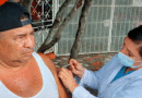 Enfermera del MINSA aplicando vacuna contra la COVID-19 a un habitante del barrio Waspam Sur de Managua.