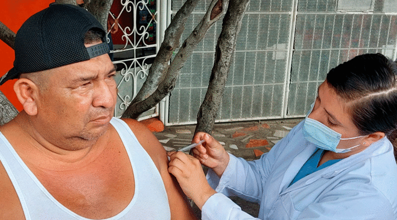 Enfermera del MINSA aplicando vacuna contra la COVID-19 a un habitante del barrio Waspam Sur de Managua.