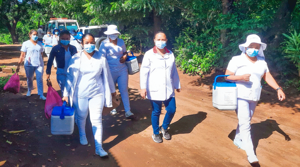 Brigadistas del Ministerio de Salud de Nicaragua en el barrio Casimiro Sotelo de Mateare.