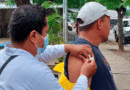 Personal médico del Ministerio de Salud de Nicaragua vacunando a un ciudadano en Ciudad Sandino.