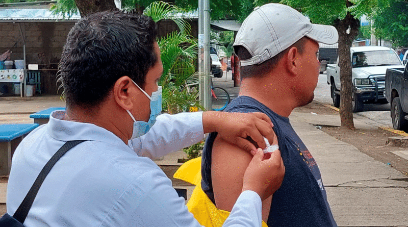 Personal médico del Ministerio de Salud de Nicaragua vacunando a un ciudadano en Ciudad Sandino.