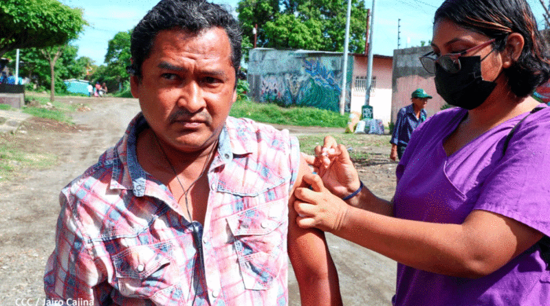 Enfermera del Ministerio de Salud de Nicaragua aplicando vacuna contra la COVID-19 a un habitante del Anexo Villa Libertad en Managua.