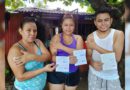 Pobladores del barrio Oronte Centeno tras aplicarse la vacuna contra el COVID-19