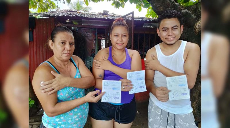 Pobladores del barrio Oronte Centeno tras aplicarse la vacuna contra el COVID-19