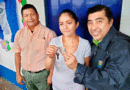 Vicealcalde de Managua, Enrique Armas entregando las llaves de su nueva vivienda digna a la ciudadana Carolina Sánchez Urbina.