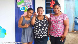Familia del barrio 14 de mayo tras recibir su vivienda digna en el barrio 14 de mayo