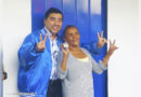Vicealcalde de Managua junto a la protagonista tras recibir las llaves de su nueva vivienda