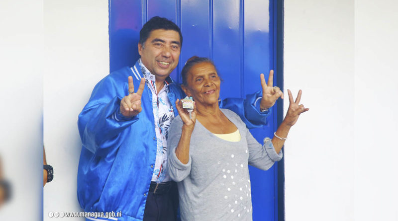 Vicealcalde de Managua junto a la protagonista tras recibir las llaves de su nueva vivienda