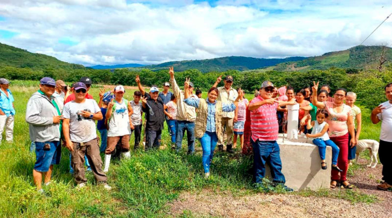 Autoridades de la alcaldía de Sébaco junto a familias de la comunidad de Walasa – Paso Ancho entregando el sitio de construcción del proyecto de agua potable.