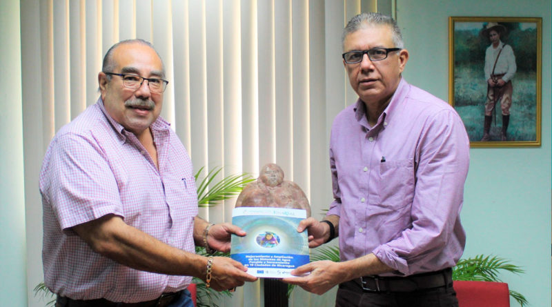 Autoridades de ENACAL intercambiando contrato para mejorar el tratamiento de aguas residuales de ciudad León.